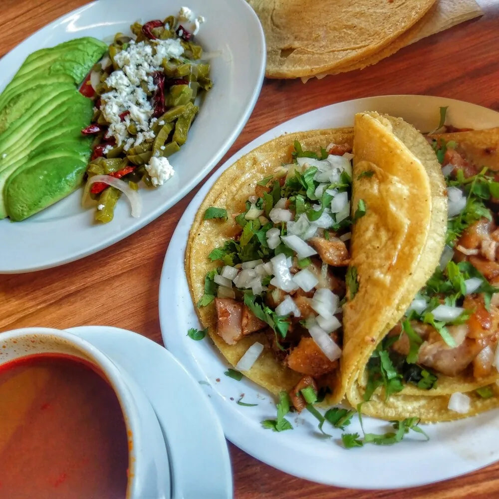 Tacos de carnitas, pinto et salsa verde